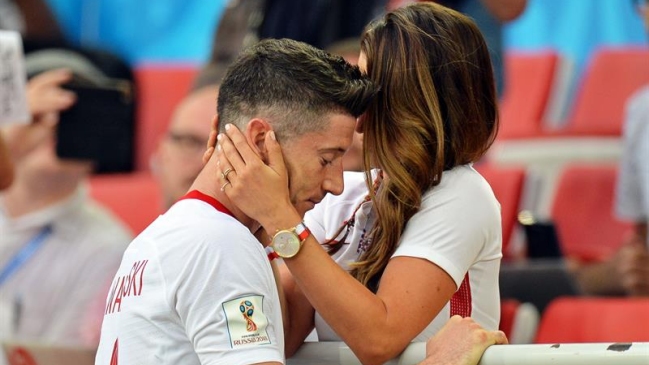 Robert Lewandowski buscó el consuelo de su señora tras derrota de Polonia con Senegal