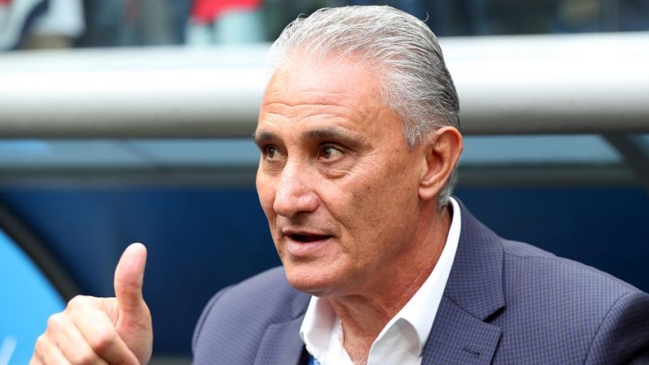 La divertida caída de Tite tras el primer gol de Brasil ante Costa Rica