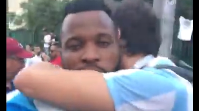 Hincha argentino besó a uno de Nigeria por la “ayuda” ante Islandia