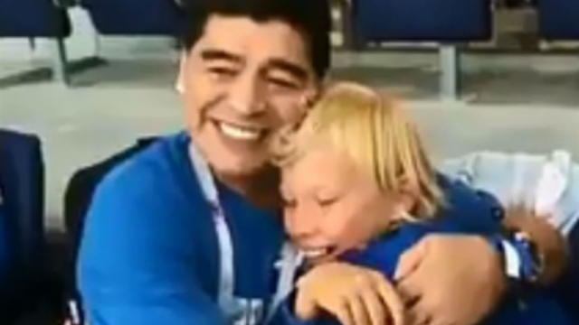 Emocionante: Niño ruso cumplió su sueño al conocer a Diego Maradona