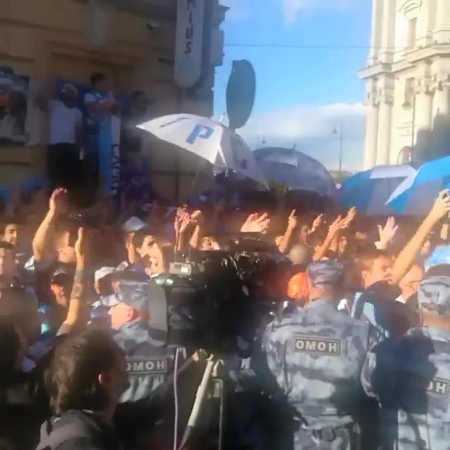 Hinchas argentinos dedicaron fuertes insultos a Caruso Lombardi