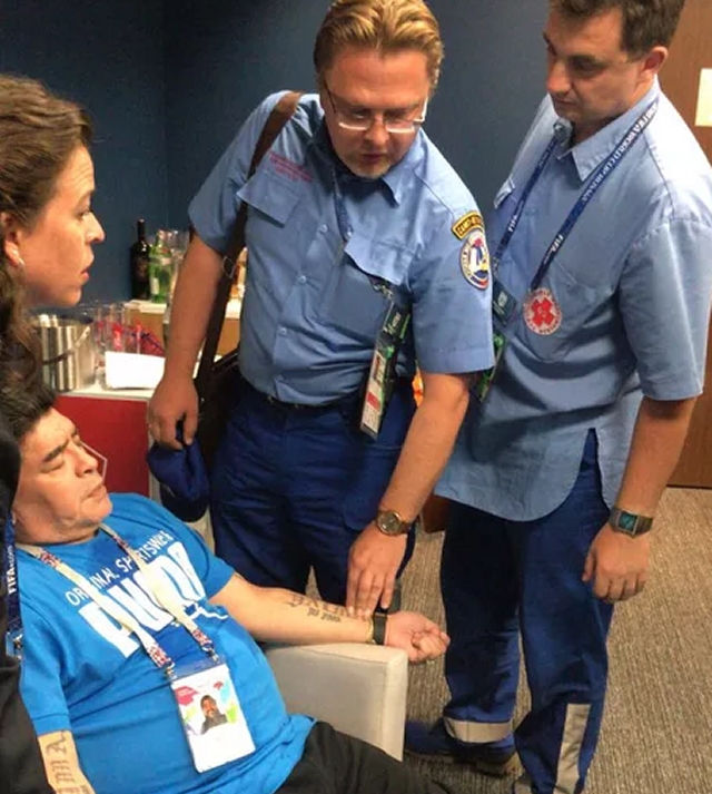 Maradona fue atendido en el estadio por descompensación en partido de Argentina