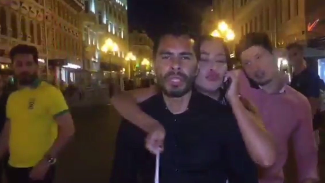 Periodista mexicano fue acosado en cámara por dos mujeres en Rusia