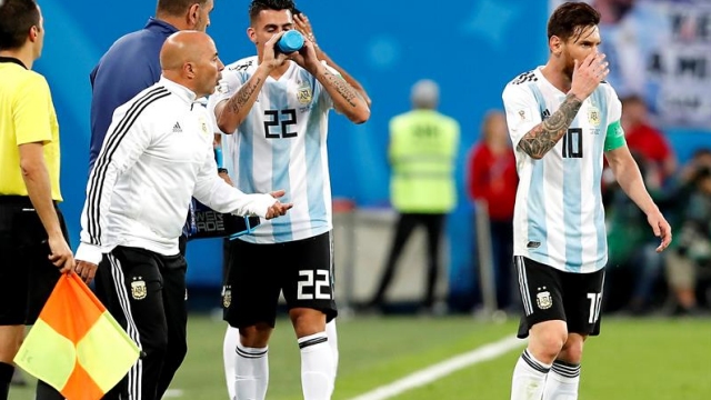 Sampaoli: Messi disfruta y sufre como un argentino más, y eso lo hace grande