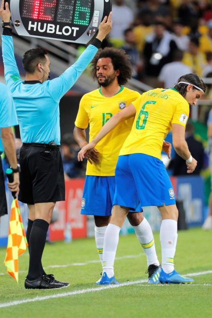 Marcelo se lesionó y salió entre lágrimas en el duelo entre Brasil y Serbia