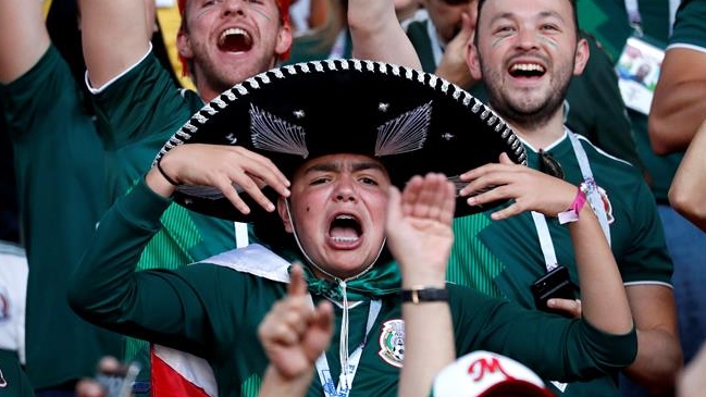 Hinchas mexicanos cambiaron su conocido grito homofóbico por canción de Luis Miguel