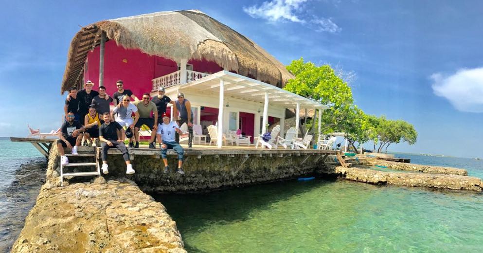 Arturo Vidal cerró en Isla Rosa sus extendidas vacaciones junto a amigos