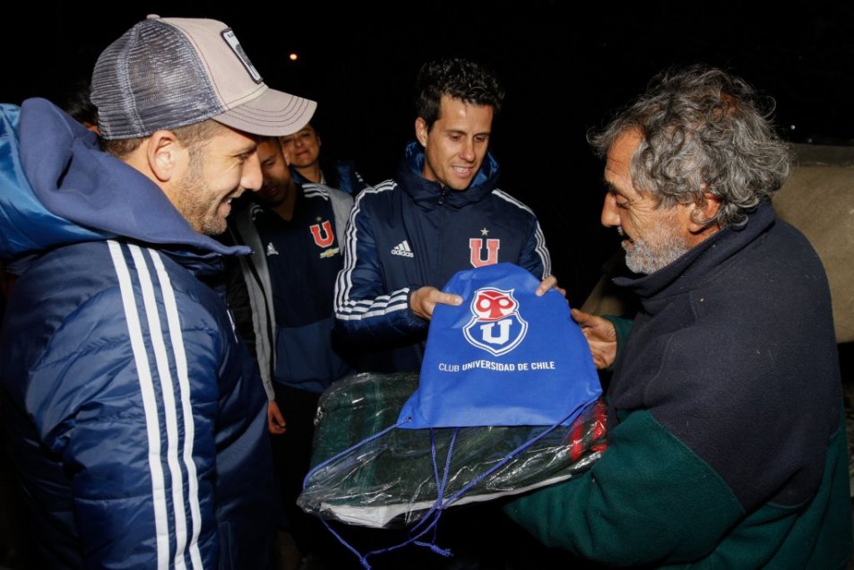 U. de Chile y el Hogar de Cristo dieron apoyo y alimentos a personas en situación de calle