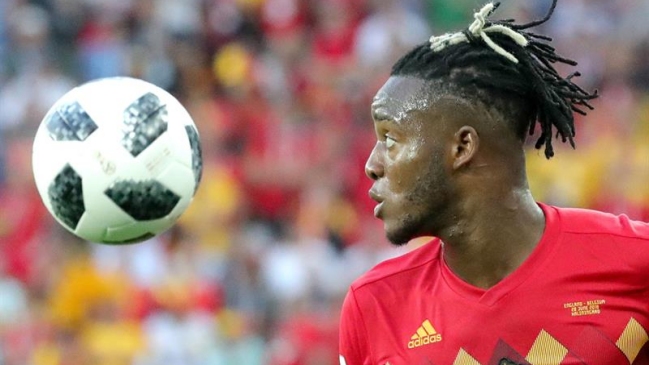 El increíble blooper del delantero belga Michy Batshuayi al celebrar un gol sobre Inglaterra