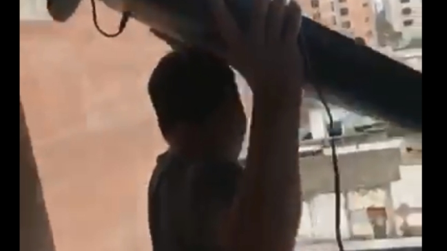 Indignado hincha lanzó su televisor por la ventana debido a la eliminación de Argentina