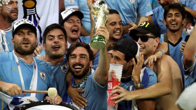 Hinchada de Uruguay festejó con gran emoción el paso a los cuartos del Mundial