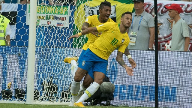 Neymar se favoreció de un centro de Willian y marcó la primera ventaja de Brasil ante México