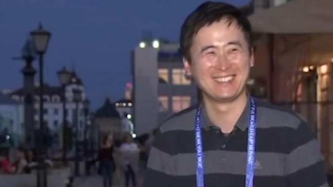 Reportero coreano fue besado por dos hinchas mientras despachaba en el Mundial