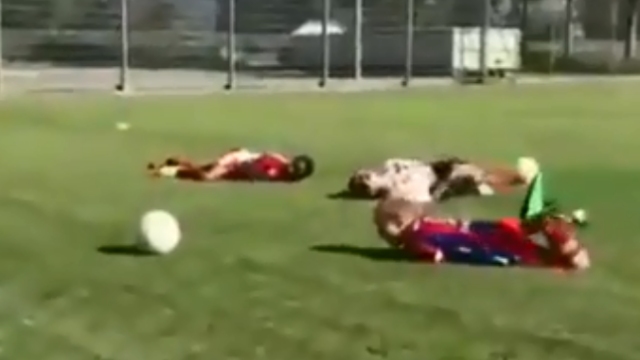 Niños de escuela de fútbol imitaron el “talento histriónico” de Neymar