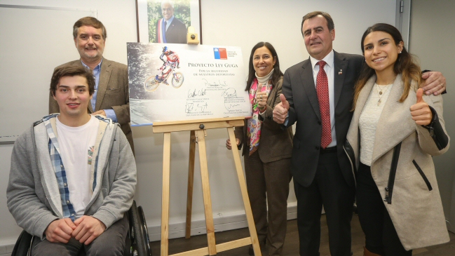 Ministra del Deporte encabezó mesa de trabajo y firmó acuerdo para lanzar Ley “Guga”