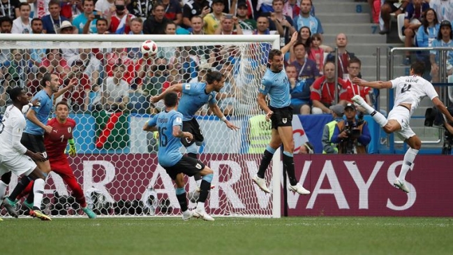 Raphael Varane abrió la cuenta para Francia ante Uruguay con un certero cabezazo