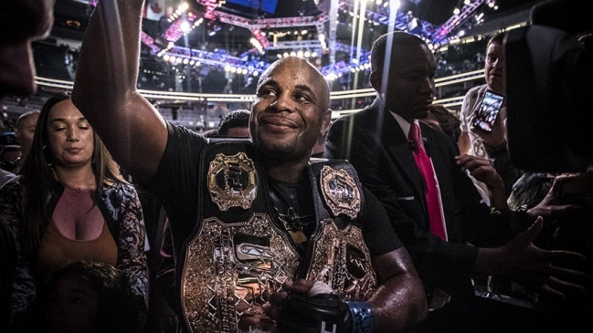 ¡Doble campeón! Daniel Cormier hizo historia y conquistó el título peso pesado en UFC 226