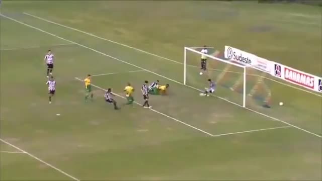 Las impresionantes intervenciones de un portero del fútbol brasileño que se hicieron virales