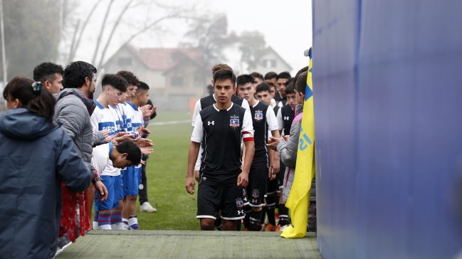 ¡Para mirar y aprender! Jugadores de la UC le hicieron pasillo de honor a Colo Colo en la final sub 16
