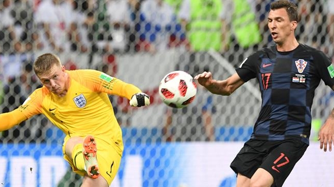 Mario Mandzukic aprovechó una floja salida de Inglaterra para poner la ventaja de Croacia