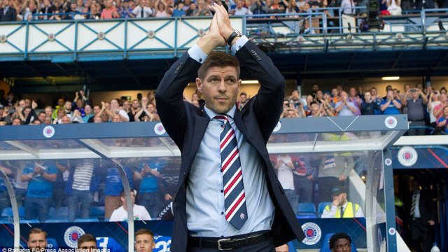 El legendario Steven Gerrard registró una victoria en su primer partido como DT de Rangers