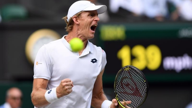 El punto que salvó Kevin Anderson desde el suelo ante John Isner en Wimbledon