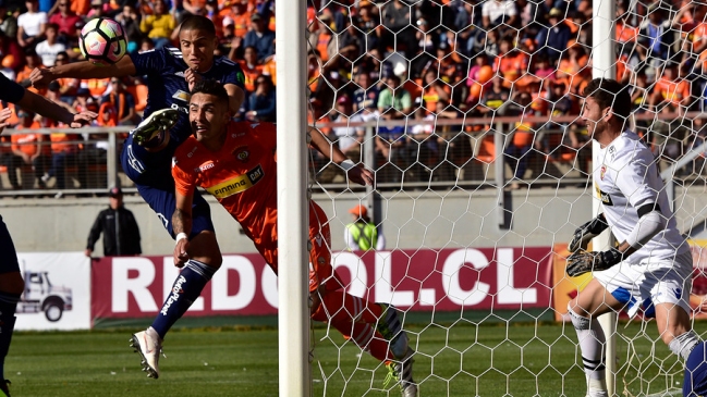 Leandro Benegas abrió la cuenta de cabeza para la U ante Cobreloa por Copa Chile