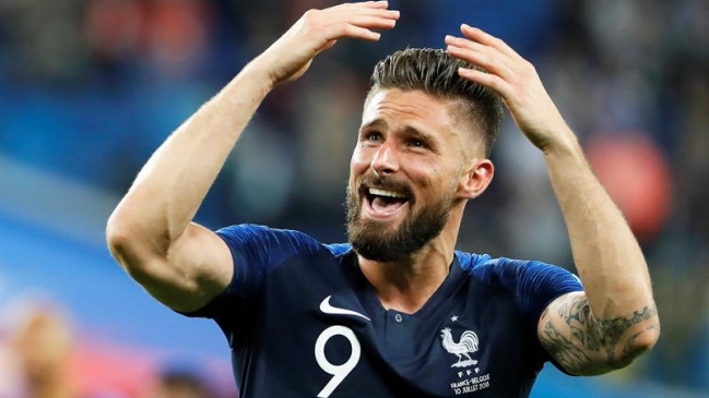 El incómodo momento que vivió Olivier Giroud con un grupo de fanáticos en Rusia