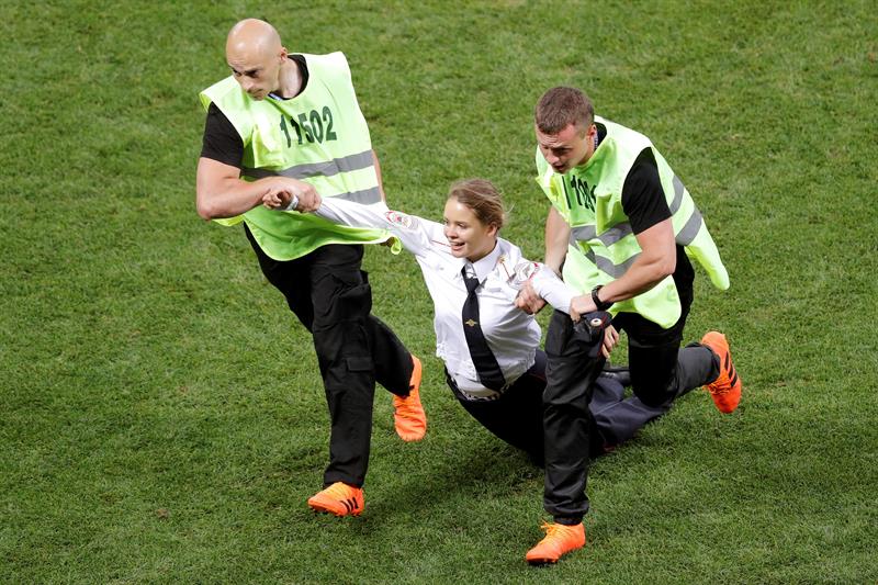 Pussy Riot realizó invasión a la cancha del Estadio Luzhniki durante la final del Mundial