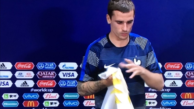 Antoine Griezmann recibió una bandera uruguaya durante conferencia de prensa