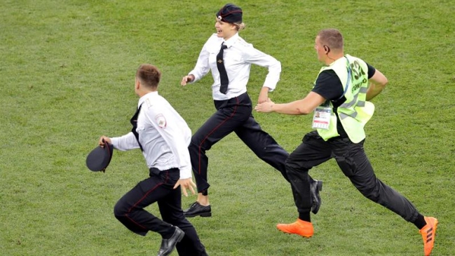 Las imágenes de la invasión de Pussy Riot en la final de Rusia 2018 que no mostró la TV