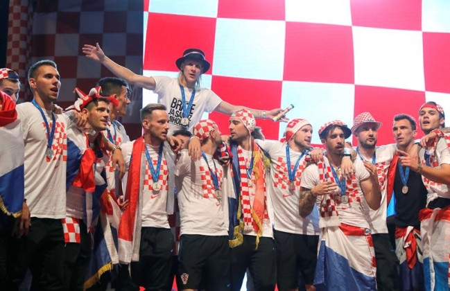 Critican a selección croata por incluir a cantante considerado neonazi en desfile por Zagreb