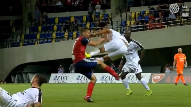 Defensor francés fue expulsado por lanzar la patada más brutal de 2018