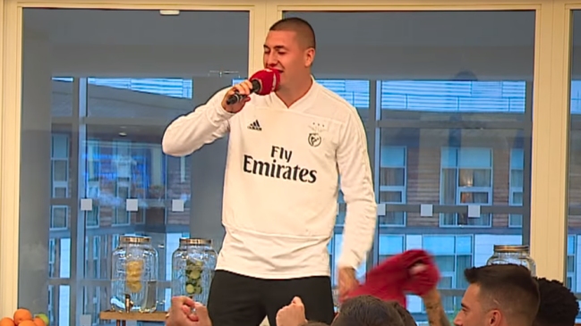 Nicolás Castillo se lució cantando en cena de bienvenida con sus compañeros de Benfica