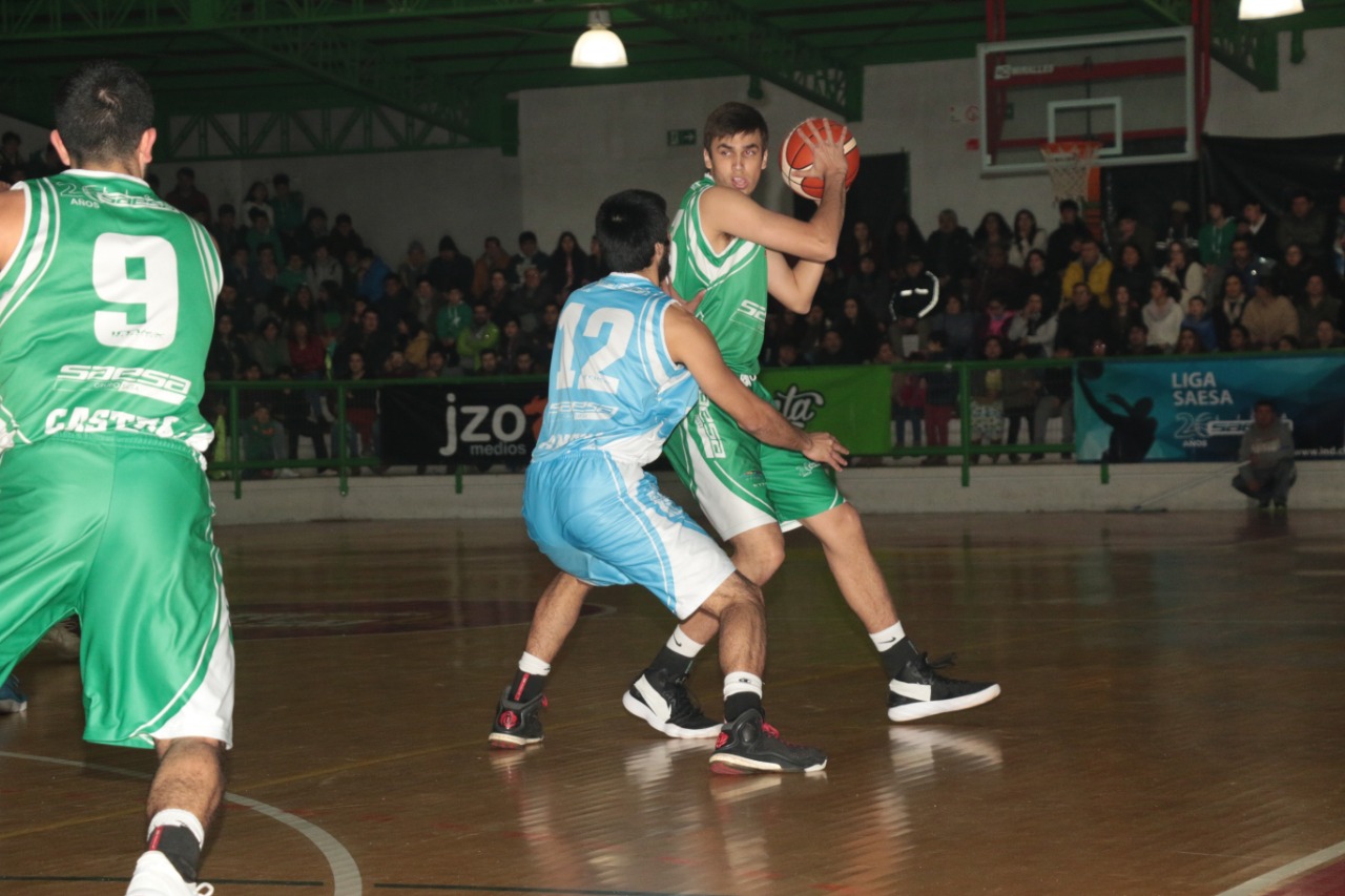 Jugadores de Deportes Castro cubren sus zapatillas con cinta adhesiva por falta de auspiciador