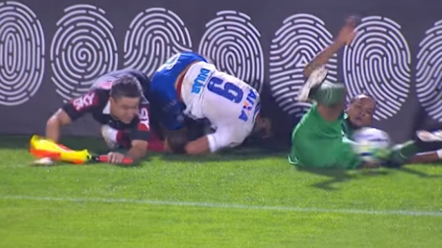 ¡Inesperado! Barrieron al juez de línea en un duelo del Brasileirao