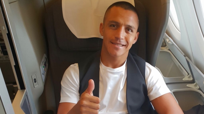 Alexis Sánchez emprendió rumbo a EE.UU. para sumarse a la gira de Manchester United