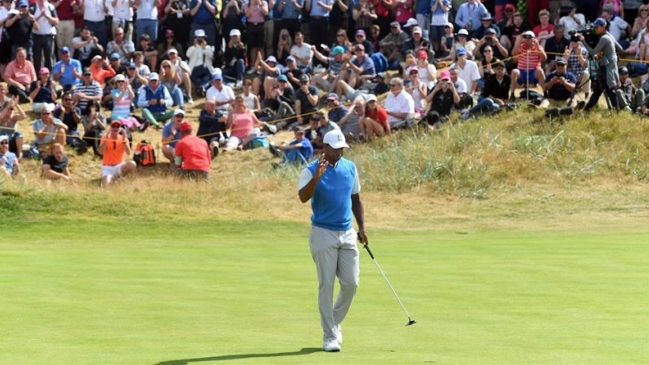 Kisner y Johnson comparten el liderato mientras Tiger Woods sigue al par en el Abierto Británico