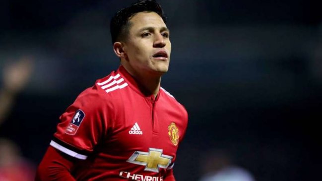 Alexis Sánchez firmó autógrafos en su arribo a EE.UU. para sumarse a Manchester United
