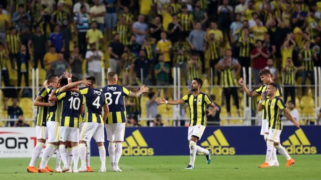 Fenerbahce de Mauricio Isla igualó en una guerra de goles ante Feyenoord