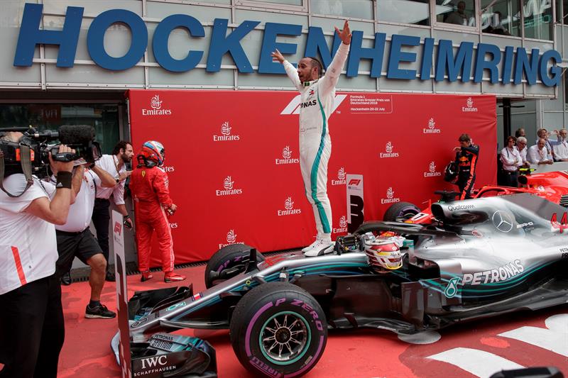 Lewis Hamilton dominó una caótica carrera en el circuito de Hockenheim