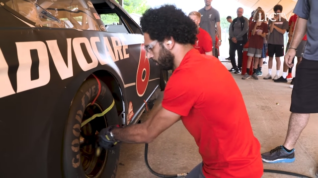Jugadores de Liverpool participaron en competencia de “pit stop” en Nascar
