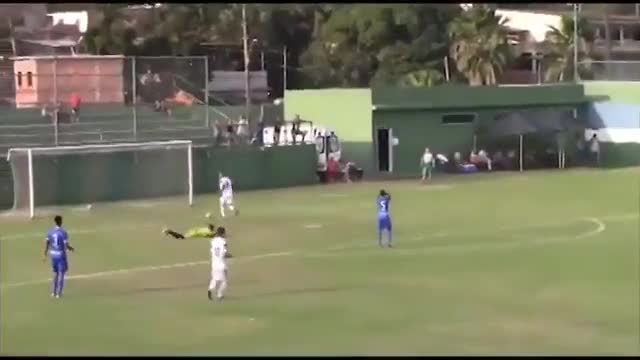 El gol más surrealista del fin de semana tuvo humillación incluida