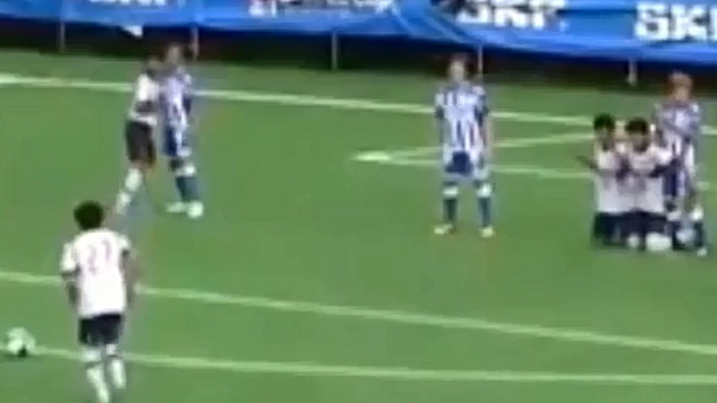 El incomprensible tiro libre que “engalanó” torneo juvenil en Suecia