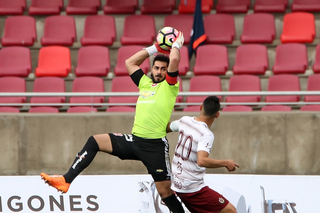 Johnny Herrera tras incidentes: El hincha del fútbol no se lo merece