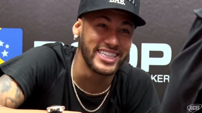 Neymar pasa las penas del fútbol en un torneo de poker en Brasil
