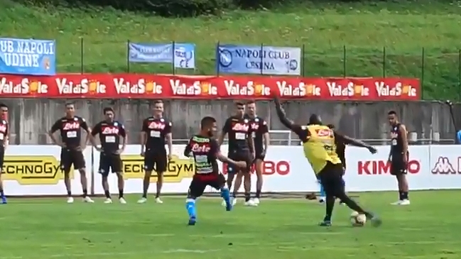 Kalidou Koulibaly deslumbró con un golazo de rabona en práctica de Napoli