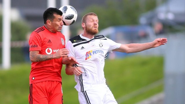 Los goles del triunfo de Besiktas de Gary Medel por la fase previa de la Europa League