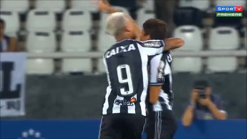 Quiso encarar a la hinchada rival tras el primer gol de su carrera, pero sus compañeros lo frenaron