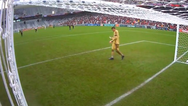 Arquero de Atlético Paranaense fue castigado por usar su teléfono en un partido